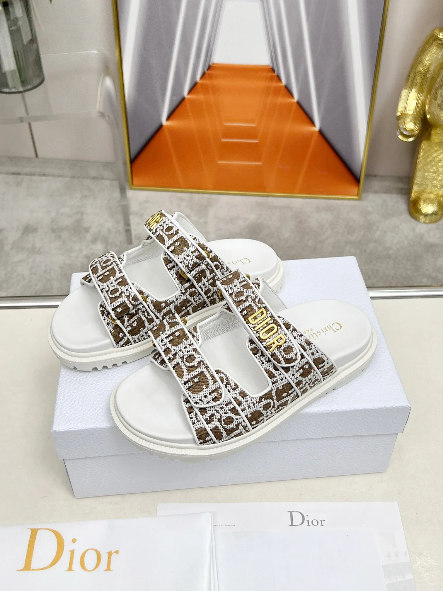 👟👟Ex-factory price 480👟👟Dior👏👏New classic style. 🔥Purchasing-level qualityThick-soled slippers popular in foreign counters. Upper➕Inner: original customized material, original mold opening of sole 1.1 (lightweight, code number 35-40 (41/42 can be customized)